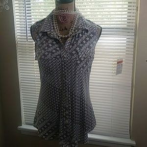BCBG TOP.         (A 16)